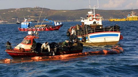 La bajura luchó contra el fuel del Prestige en el 2002 en las Rías Baixas -en la foto- como también lo hicieran en 1975 contra el del Jacob Maersk