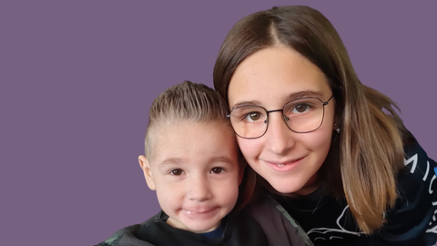 Iván junto a su hermana, Eva.