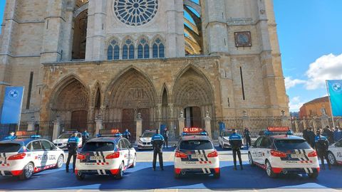 Los nuevos modelos BMW 225xe Active Tourer híbridos enchufables que Autosa entregó hoy al Ayuntamiento de León.