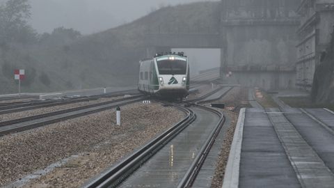 Llegada del primer tren de pruebas por la Variante de Pajares entre La Robla y Campomanes de la Línea de Alta Velocidad León-Asturias, a 20 de septiembre de 2021, en Campomanes, Asturias (España)