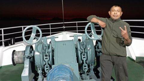 Daniel More, tripulante del Villa de Pitanxo. La foto es en la cubierta del barco el día de su partida