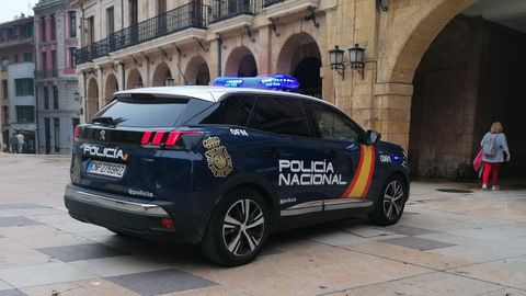 Coche de la Policía Nacional, en Oviedo