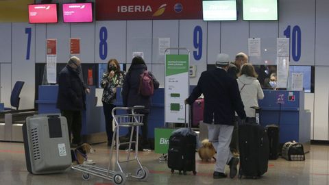 Pasajeros en el aeropuerto coruñés de Alvedro
