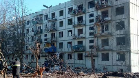 Guerra en Ucrania | Una vista muestra un edificio de apartamentos dañado por los bombardeos en la ciudad de Chuhuiv, en la región de Kharkiv. Servicio de prensa del Servicio Estatal de Emergencias de Ucrania