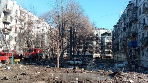Una vista muestra un edificio de apartamentos dañado por los bombardeos en la ciudad de Chuhuiv, en la región de Kharkiv, Ucrania. Servicio de prensa del Servicio Estatal de Emergencias de Ucrania