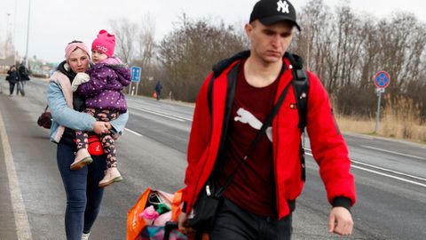 Ciudadanos huyendo de Ucrania en la frontera con Hungría 