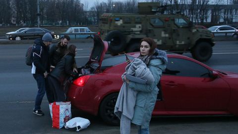 Ciudadanos ucranianos intentando abandonar Kiev