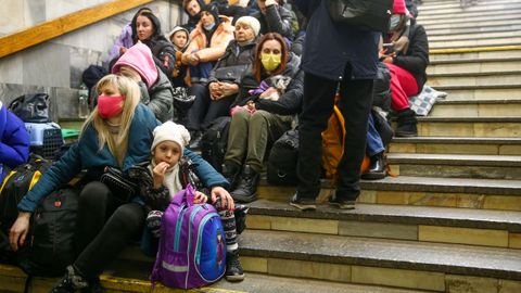 Ciudadanos de Kyiv buscan refugio en el metro ante los ataques rusos