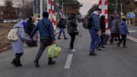 Ucranianos huyen del país y pasan a Rumanía por la frontera de Suceava