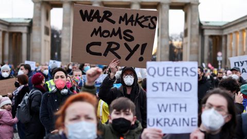 Manifestantes portan pancartas durante una protesta contra la guerra frente a la Puerta de Brandemburgo, en Berln, Alemania.