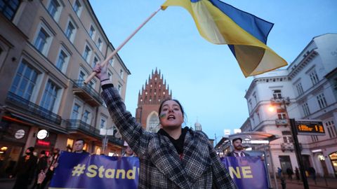 La gente se rene para protestar contra la operacin militar de Rusia en Ucrania, en Cracovia, Polonia.