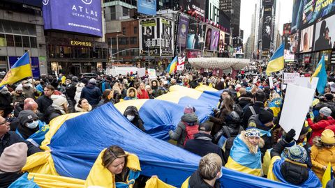 Manifestantes sostienen una gran bandera ucraniana durante la concentracin  Stop Putin  contra la invasin rusa de UcraniA, en Nueva York.