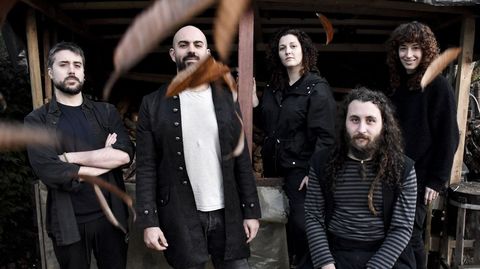 Guille, Diego, Katia, Roque y Pau (en la foto, de izquierda a derecha) forman Mojo Experience. La banda fundada en Santiago en el 2016 ofrece todo tipo de recompensas a las personas que ayuden a patrocinar su segundo disco, desde un vinilo con una dedicatoria personal y camisetas hasta un concierto en directo. Su intención es que el trabajo esté grabado y editado de cara al verano.