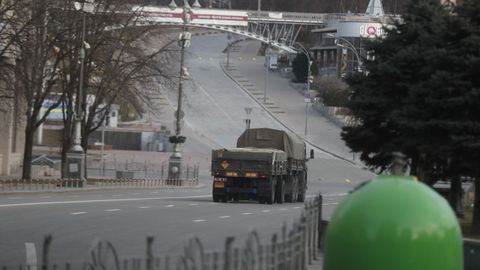 Un camión del Ejército ucraniano circula por las calles de Kiev, una ciudad semivacía