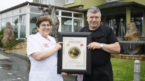 Pepe Fernández, coa súa muller, fundadores e propietarios do restaurante O Asador, en Barreiros, co Prato de Ouro co que foi recoñecido o seu negocio hostaleiro hai uns meses