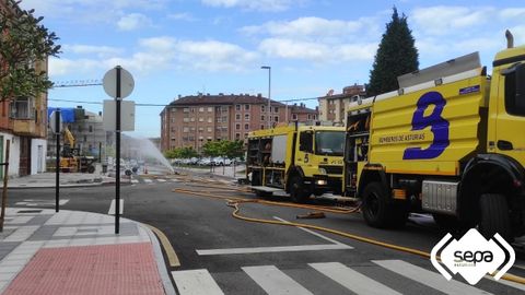 Bomberos controlan una fuga de gas tras romperse una canalizacin en la calle Santa Isabel en Lugones 