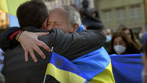 Un hombre llora abrazado a otro durante la concentracin convocada por la Asociacin de Ucranianos en Asturias en repulsa hacia el ataque de Rusia contra su pas