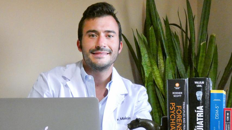 El psiquiatra Álvaro Moleón ha sido galardonado con el premio Doctoralia al mejor de España en su especialidad, por su trabajo en la prevención del suicidio.