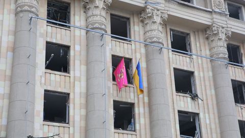 Una vista muestra el edificio de la administración regional, que según las autoridades de la ciudad fue alcanzado por un ataque con misiles, en el centro de Kharkiv, Ucrania
