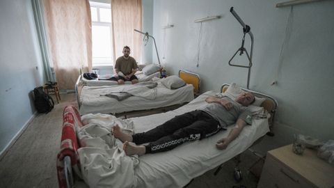 Dos soldados ucranianos se recuperan Kiev 