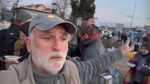 El chef asturiano José Andres reparte comida caliente a los refugiados ucranianos