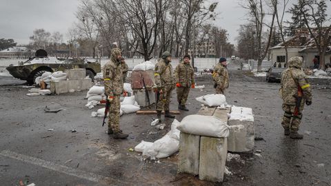 Soldados ucranianos en un puesto cercano a la capital