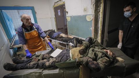 Cadáveres de soldados ucranianos en la morgue del hospital de Brovary, en las cercanías de Kiev