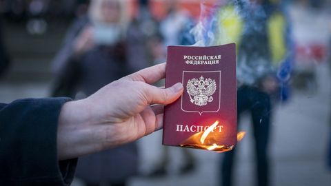 Reino Unido, Edimburgo: Anna Jakubova prende fuego a su pasaporte ruso durante la vigilia permanente en solidaridad con Ucrania