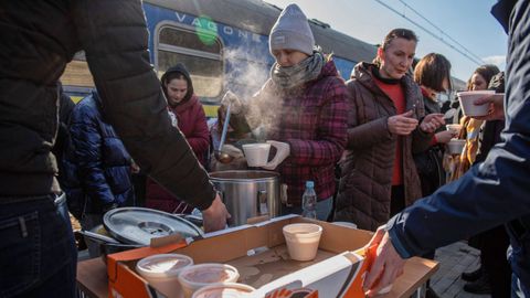 Voluntarios polacos ofrecen sopa a los refugiados ucranianos en Dorohusk, en Polonia.