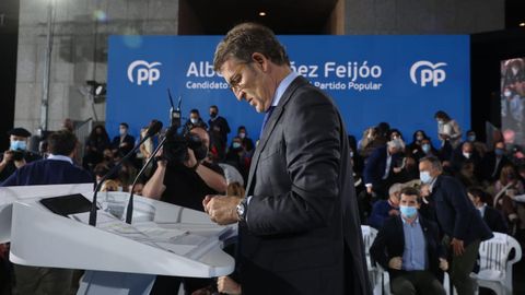 Ya en el estrado, Feijoo bebió agua y comenzó su discurso agradeciendo a los asistentes que le brindasen su cariño durante tantos años.