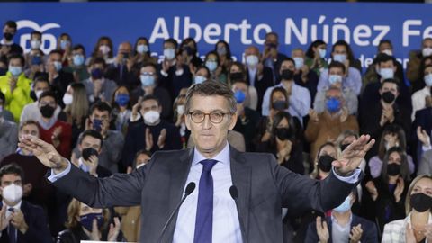 Feijoo anuncia en Santiago su candidatura para presidir el PP y convertirse en el líder de la oposición a Pedro Sánchez