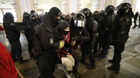 Policas rusos detienen a activistas contra la guerra en la ciudad de San Petersburgo