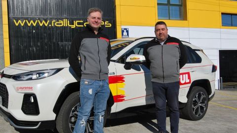 Hugo Velasco y Celso Roces junto al nuevo Suzuki Across con el que afrontarán el Campeonato de España de Energías Alternativas