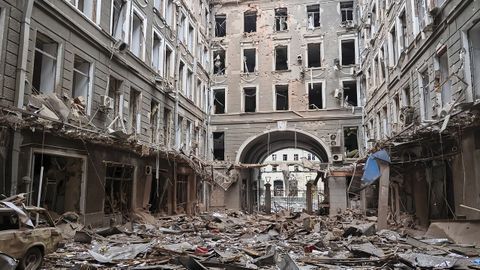 Vista general de los daños después del bombardeo de un edificio en el centro de Kharkiv, Ucrania