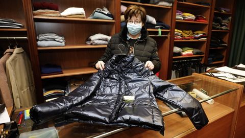 Último día para encontrar gangas en Viveiro por liquidación de stock:  plumíferos a 50 euros o bolsos por 20