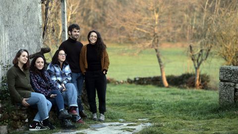 De izquierda a derecha, Gemma, Raquel, Lucía, Carlos y Candela, en la casa de Monterroso donde viven cuatro de los nueve amigos del grupo