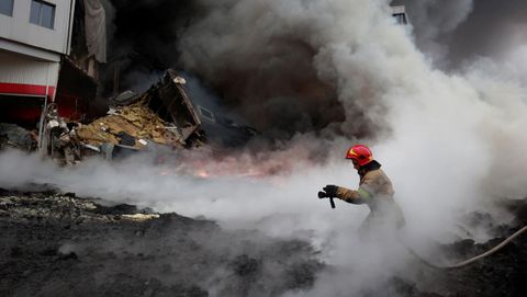 Bomberos intentan sofocar el fuego provocado por el impacto de un misil en Chaiky, en la regin de Kiev.
