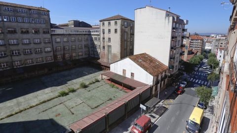 La finca que aún alberga el antiguo edificio del colegio Manuel Peleteiro, en pleno Ensanche de Santiago