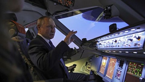 Putin, en un simulador de vuelo durante su visita el sbado al centro de entrenamiento de Aeroflot.