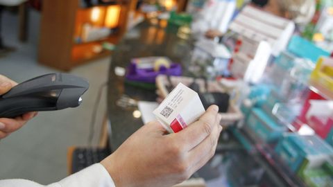 Imagen de medicamentos en una farmacia.