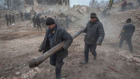 Fotografa distribuida por el servicio de prensa de Ucrania de las ruinas en la ciudad de Okhtyrka, en la regin de Sumy