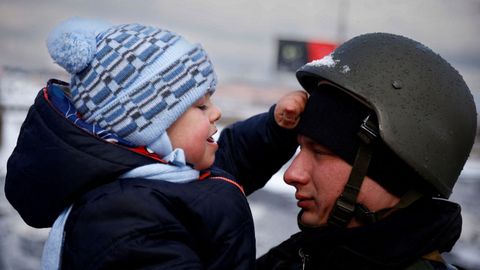 Un oficial ucraniano dice adis a su pequeo hijo en Irpn