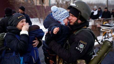 El adis de un oficial ucraniano a su hijo mientras su mujer contempla la escena llorando