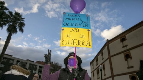 Una mujer sostiene una pancarta en una manifestacin por el 8M, Da Internacional de la Mujer, en Gijn