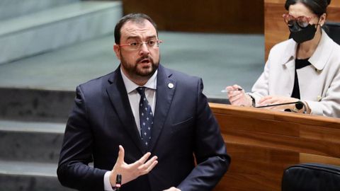 El presidente del Principado, Adrián Barbón, durante su intervención en el pleno en la Junta General del Principado