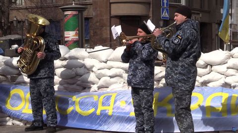 Miembros de una banda militar ucraniana tocan durante un concierto celebrado para los residentes junto a las fortificaciones cerca del Teatro de pera y Ballet de Odessa