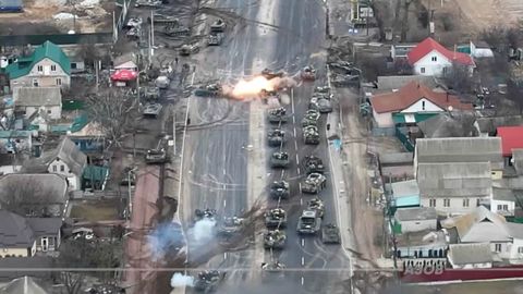 Un dron tom las imgenes de una emboscada ucraniana a un convoy de tanques rusos a unos 15 kilmetros al este de la capital, en la localidad de Brovary.
