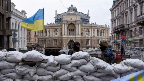 Soldados ucranianos en una barricada ante el Teatro de Ópera y Ballet de Odesa.