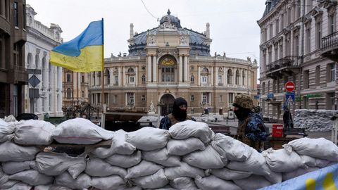 Soldados ucranianos en una barricada ante el Teatro de pera y Ballet de Odesa. 