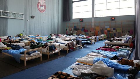 Refugiados descansando en polideportivo en la ciudad de Przemysl, en Polonia